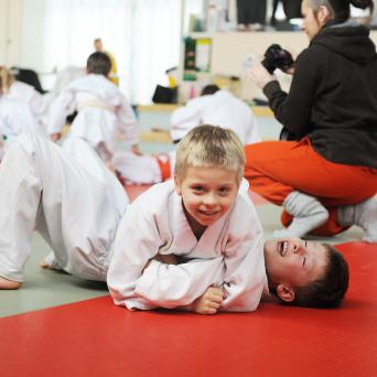 Barn som tränar judo